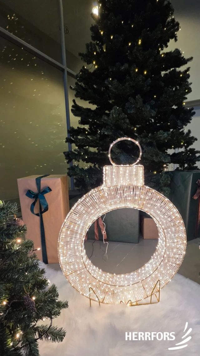 (FI/SVE) Herrfors tuo valoa ja lämpöä vuoden ympäri, mutta se tuntuu erityisen tärkeältä joulun alla.
Lämmin ja kodikas joulu ei valitettavasti ole
itsestäänselvyys jokaisessa kodissa. Emme voi valaista kaikkia koteja, mutta voimme lahjoittaa osan joululahjabudjetistamme hyväntekeväisyyteen.
Se on meidän pieni valomme, jonka toivomme tuovan iloa joulun aikaan.
 
Herrfors toivottaa kaikille asiakkailleen,
yhteistyökumppaneilleen ja henkilöstölleen
oikein hyvää joulua. ❤️🎄

//
 
På Herrfors sprider vi ljus och värme året runt,men det känns extra viktigt inför jul. En varm och skön jul är tyvärr inte en självklarhet i varje hem. Vi kan inte lysa upp alla hem, men vi kan donera en del av vår julklappsbudget till välgörenhet. Det är vårt lilla ljus som vi hoppas ska sprida glädje i juletid.
 
Herrfors önskar alla kunder, samarbetspartners
och vår personal en riktigt god jul! ❤️🎄