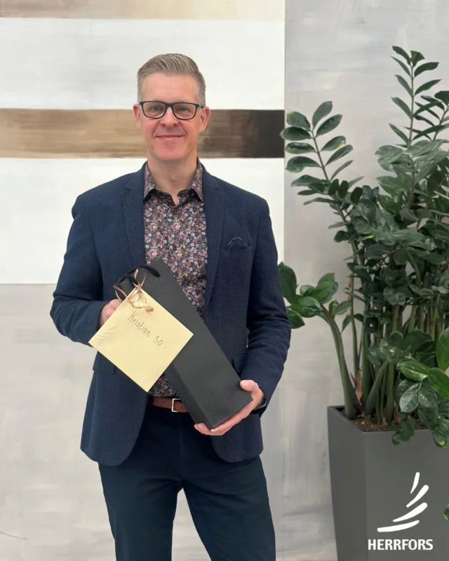 Paljon onnea, Kristian! 🎉⁠
⁠
Tänään onnittelemme Herrfors Nät-Verkon toimitusjohtajaa Kristian Finelliä 50-vuotispäivän johdosta.⁠
⁠
Lämpimät onnittelut, Kristian! ⁠
⁠
//⁠
⁠
Stort grattis, Kristian! 🎉⁠
⁠
I dag gratulerar vi Kristian Finell, VD för Herrfors Nät-Verkko, på 50-årsdagen.⁠
⁠
Varma gratulationer, Kristian!