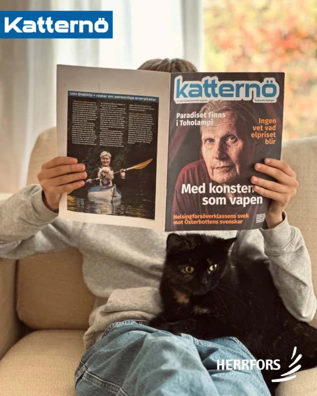 (FI/SVE) Katternö-lehden uusin numero on nyt julkaistu!😍⁠
⁠
Lehti on jo alkanut saapua asiakkaidemme postilaatikoihin, joten kannattaa pitää silmät auki.⁠
⁠
Lehdessä voit lukea muun muassa siitä, että Herrforsin sähköntuotannosta 97 % oli fossiilitonta vuonna 2025, Pietarsaaren kaukolämpöverkko sai tuhannennen liittymänsä ja uusia sähköasiakkaita on tullut Herrforsille ennätysmäärä.⁠
⁠
Lisäksi kerromme Pietarsaareen rakennettavasta uudesta lämpövarastosta ja sähkökattilasta sekä siitä, miten kaukolämpöverkkoa uudistetaan tulevaisuutta varten.⁠
⁠
Jos et ole saanut painettua lehteä, voit lukea sen myös verkossa:⁠ www.herrfors.fi⁠
⁠
Mukavia lukuhetkiä! 🧡⁠
⁠
//⁠
⁠
Det senaste numret av Katternö-tidningen har nu släppts!😍⁠
⁠
Tidningen har redan börjat landa i våra kunders postlådor, så håll utkik.⁠
⁠
I tidningen kan du bland annat läsa om att 97 procent av Herrfors elproduktion var fossilfri under 2025, om fjärrvärmens 1 000 anslutning i Jakobstad och om att rekordmånga nya elkunder har hittat till Herrfors.⁠
⁠
Du kan också läsa om det nya värmelagret och elpannan som planeras i Jakobstad och om hur fjärrvärmenätet förnyas för framtiden.⁠
⁠
Har du inte fått den tryckta tidningen kan du också läsa den på webben:⁠ www.herrfors.fi⁠
⁠
Trevlig läsning! 🧡⁠
⁠
#herrfors #katternötidningen #katternölehti #katternö