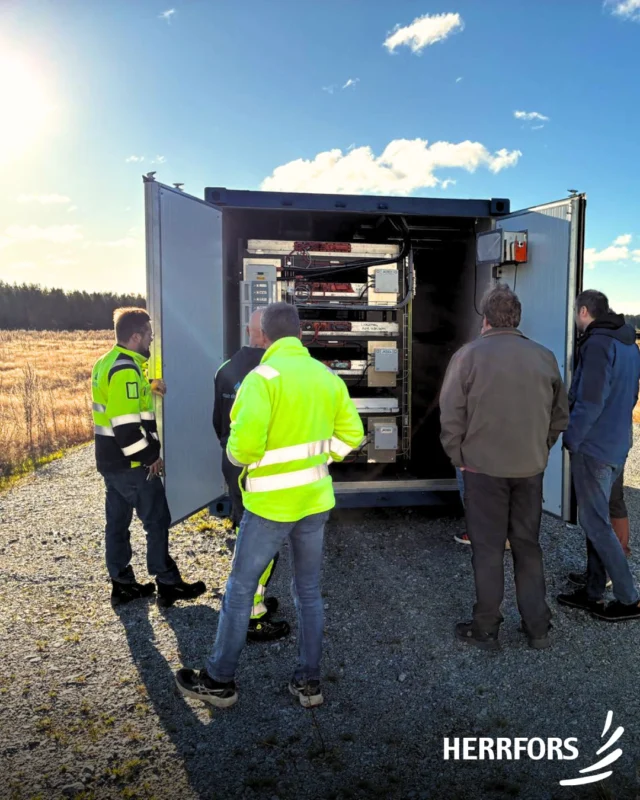 (FI/SVE) ☀️Tässä kurkistus Herrforsin Pietarsaaren suunnitteluosaston TYHY-päivään!⁠
⁠
Päivään kuului vierailu Esse Elektro-Kraftilla, yhteinen lounas ja keilailua. Mukava päivä tarjosi uusia näkökulmia ja rentoa yhdessäoloa kollegoiden kanssa.⁠
⁠
//⁠
⁠
☀️Här kommer en inblick i TYHY-dagen för Herrfors planeringsavdelning i Jakobstad!⁠
⁠
På programmet stod ett besök hos Esse Elektro-Kraft, gemensam lunch och bowling. En trevlig dag med nya inblickar och avslappnad samvaro med kollegorna.⁠
⁠
#herrfors #herrforsnätverkko
